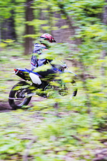 年轻人骑着越野自行车穿过森林图片下载