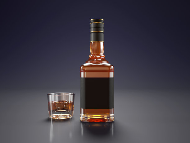 黑色背景上的威士忌图片下载
