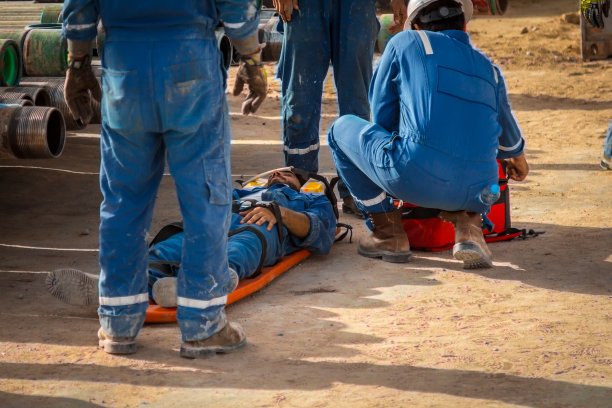 急救小组在石油钻井平台提供急救图片下载
