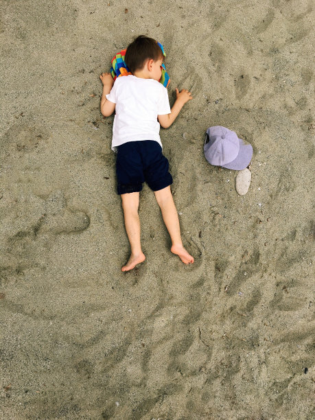 沙滩上的小男孩图片下载