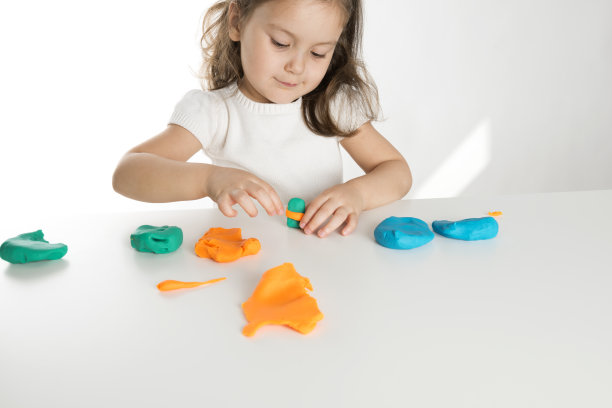 幼童玩玩粘土图片下载