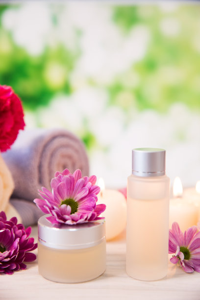 在水疗中心用鲜花按摩油瓶图片下载