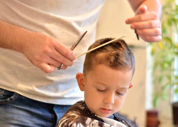 漂亮的小男孩在剪头发图片下载