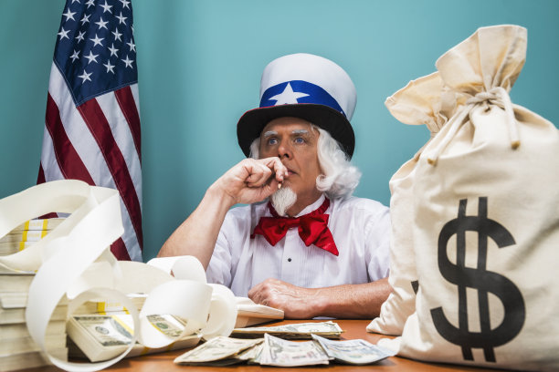 作为一名会计，山姆大叔为美国的财政预算工作——思考图片下载