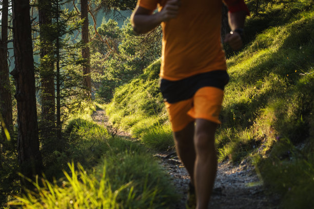 人类在森林里向山上奔跑图片下载