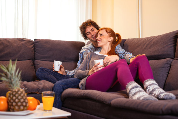 一对年轻夫妇正在规划他们共同的未来图片下载