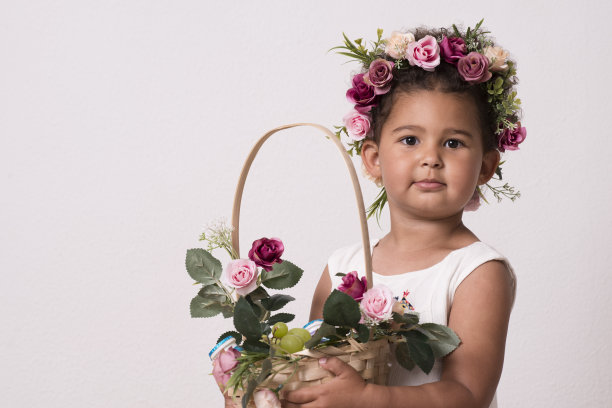 可爱的女孩，头戴花冠，手持春收篮。图片下载