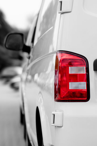 货车/运输车，聚焦在尾灯上图片下载