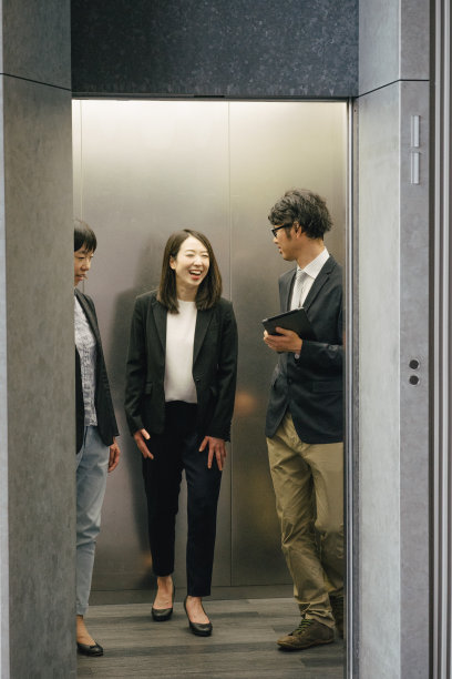 在办公室电梯里的日本商人和女商人图片下载