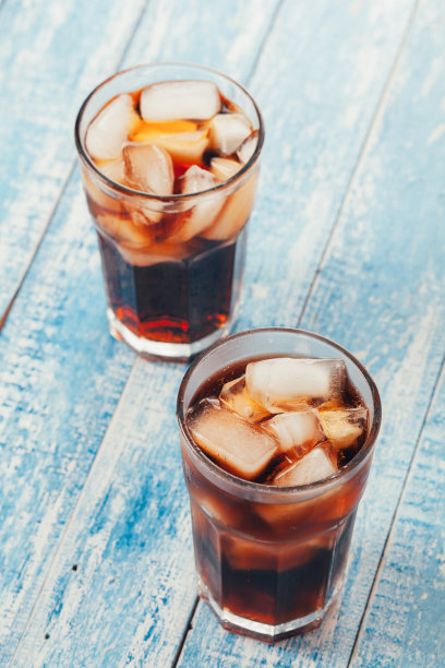 两杯冰可乐图片下载