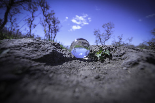 魔法玻璃球被抛起图片下载