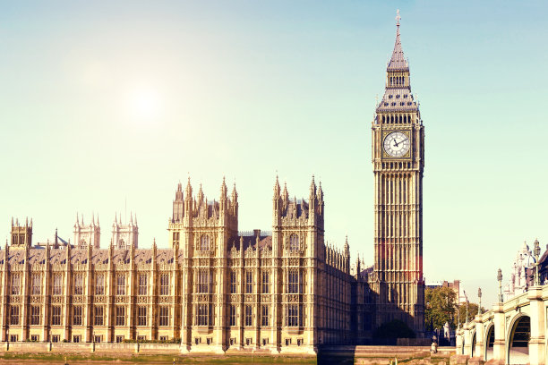 在阳光明媚的日子里，可以看到伦敦的伊丽莎白塔或大本钟图片下载