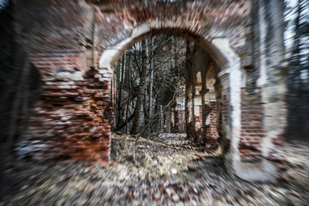 东欧白俄罗斯依维涅茨市附近的泰什科维奇19世纪宫殿的废墟和废弃图片下载