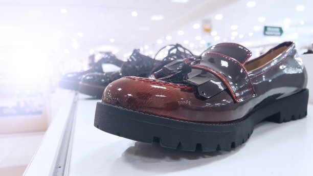 近距离的时尚女性的鞋子。户外鞋广告图片下载