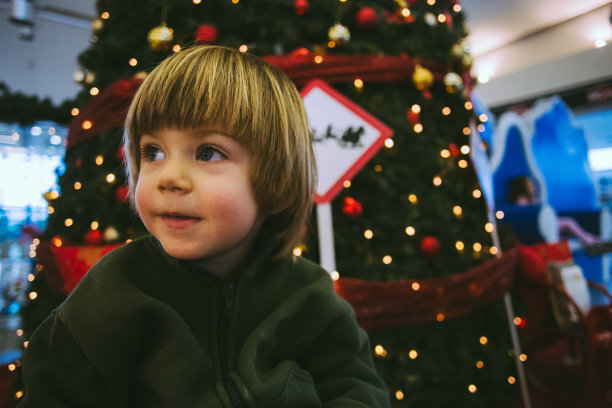 金发男孩在购物中心迷路寻找圣诞老人图片下载