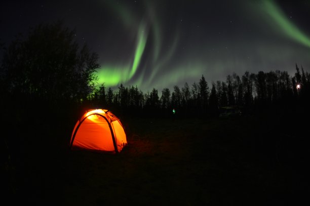极光下发光的帐篷图片下载