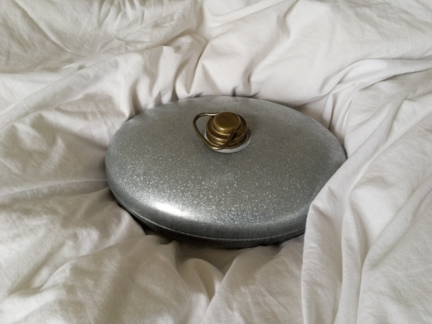 床上放着老式的热水瓶图片下载