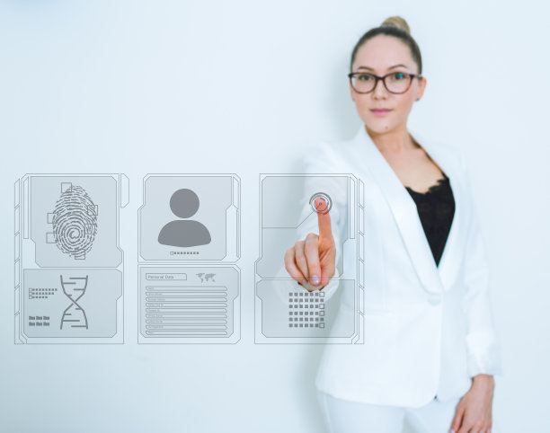 女性使用安全触摸屏显示界面图片下载