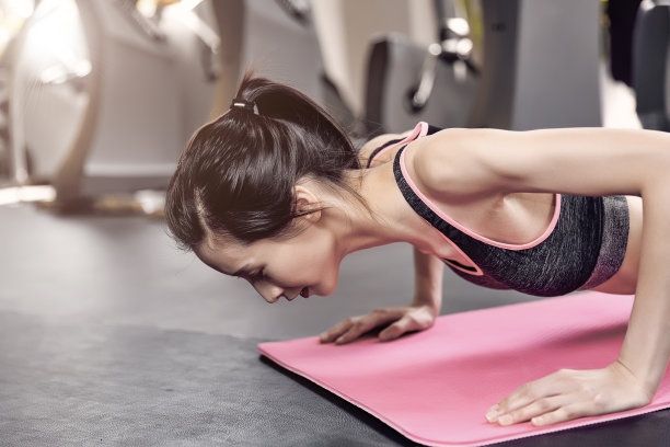 可爱的女孩在健身房锻炼图片下载