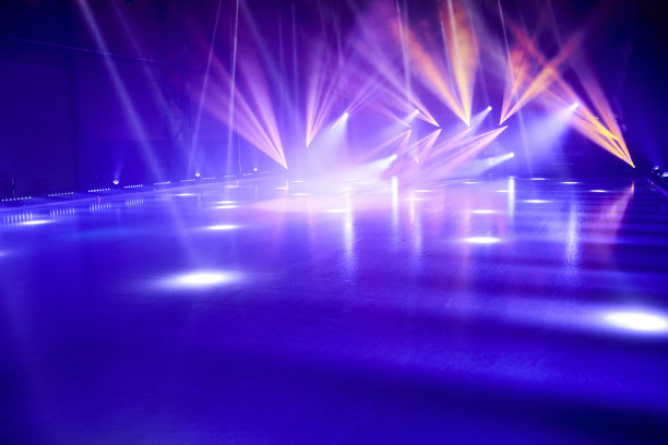 有冰上舞蹈灯光的冰场图片下载