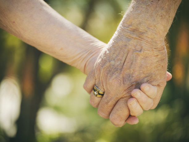 长者手牵手图片下载