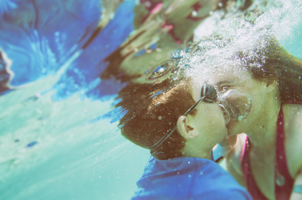 母亲和儿子在海里图片下载