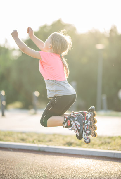 快乐的女孩滑旱冰。图片下载