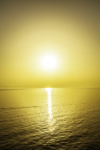 日出或日落时，金色海景与雾的背景图片下载
