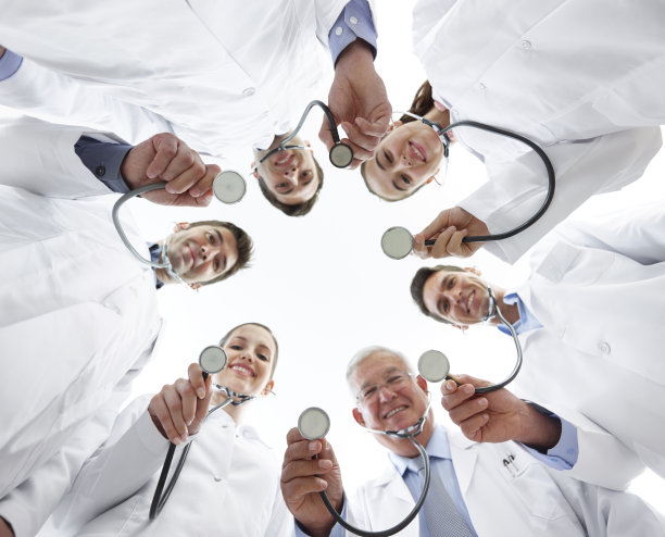 一组拿着听诊器看着摄像机的医生图片下载