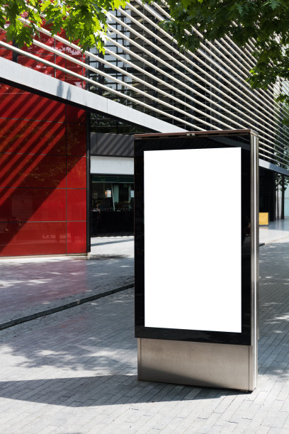 垂直广告牌与广告空间和复制空间在白色显示屏上拍摄户外图片下载