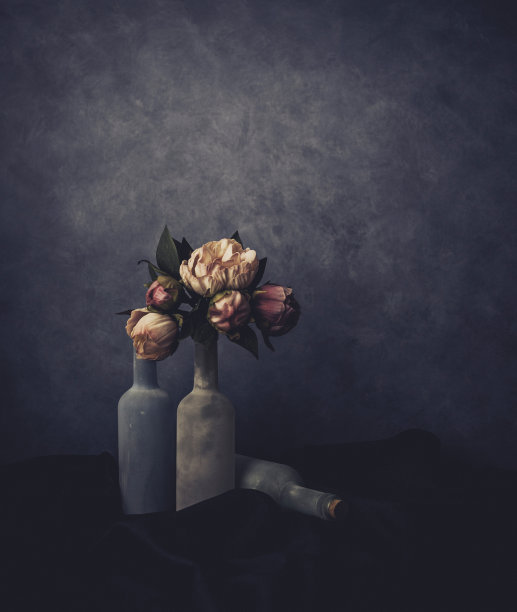 花浸。牡丹和玻璃瓶的静物安排图片下载