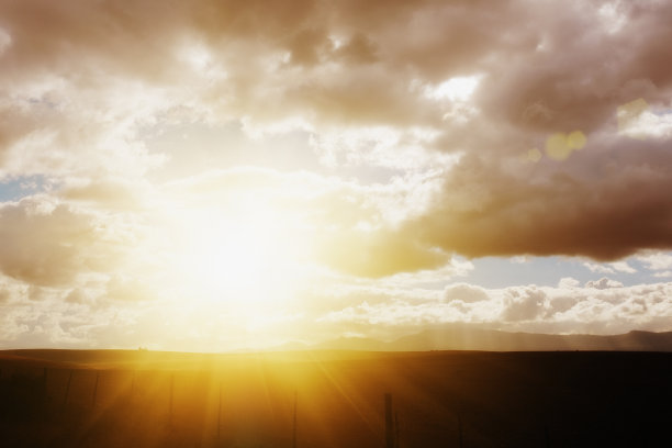 在部分阴天的农村日出图片下载