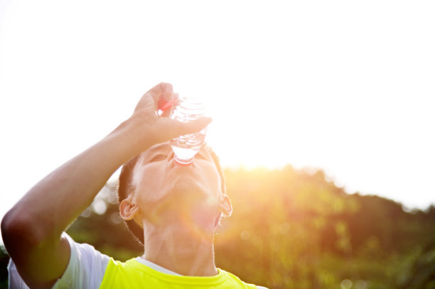 年轻人运动后喝水素材图片