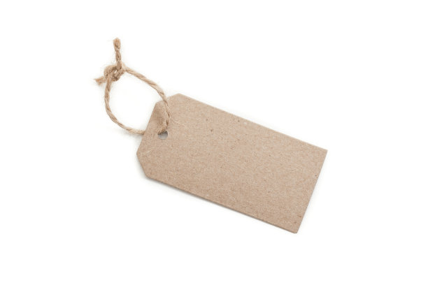 白色背景上带绳的棕色礼品标签素材图片