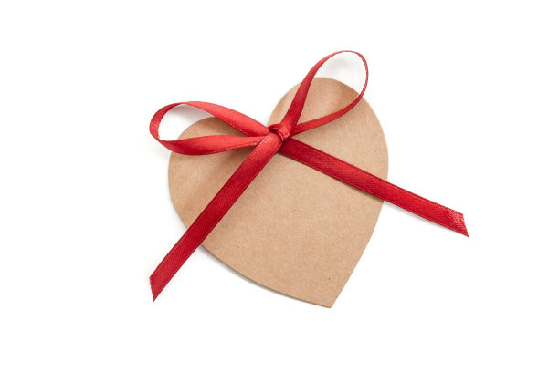 棕色心形礼物标签与蝴蝶结在白色的背景图片下载