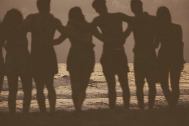 暑假与朋友:海滩聚会日落图片下载