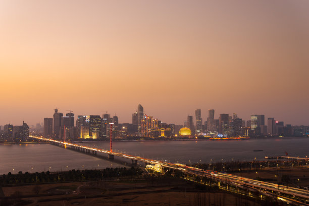 河上的现代大桥和黎明临水的现代建筑图片下载