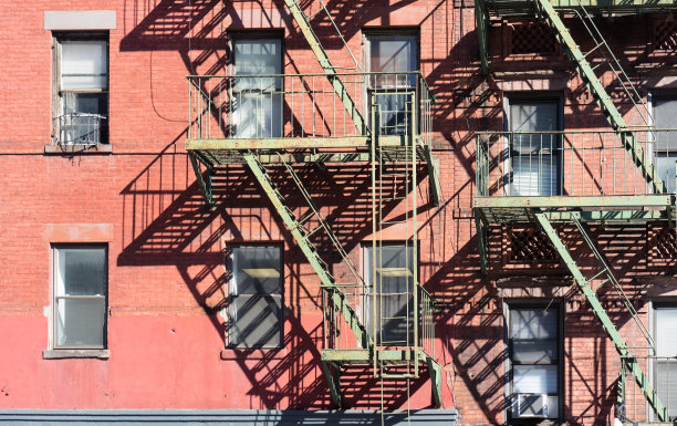纽约市公寓大楼的外部防火梯图片下载