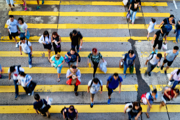 人们在中国香港争先恐后素材图片