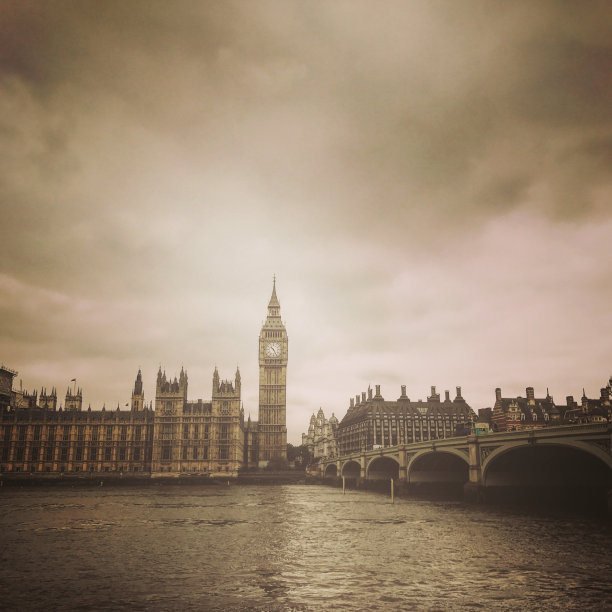 来自泰晤士河对岸的大本钟图片下载
