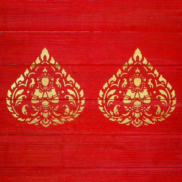 两个古老的黄金神话泰国天使花卉图案上的旧旧的红色木制面板背景。图片下载