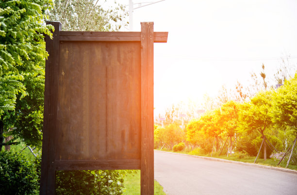 路边的空白广告牌图片下载