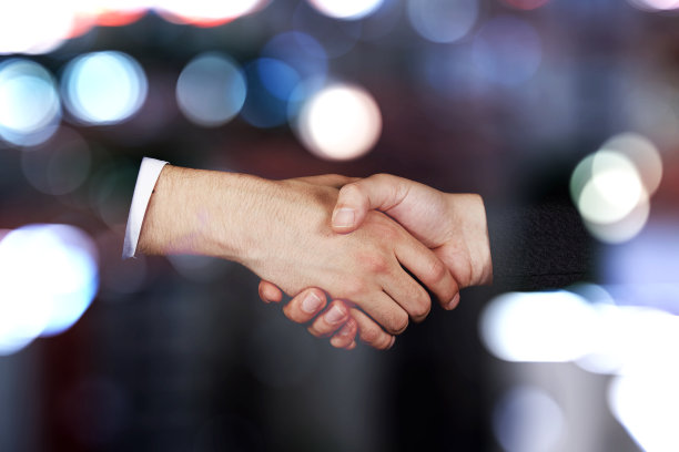 商人们在模糊的背景下握手图片下载