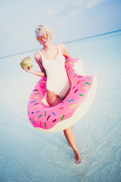 一个金发女孩在马尔代夫度假图片下载