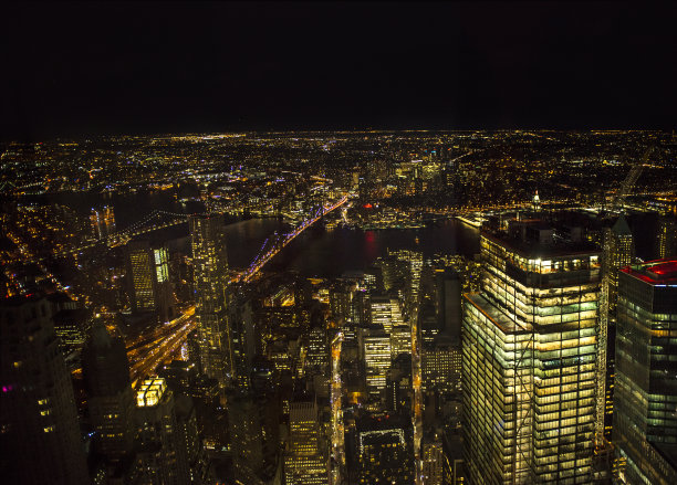 曼哈顿和布鲁克林大桥在晚上通过世贸中心一号观测点图片下载