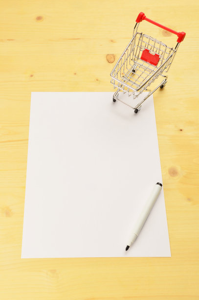 空的购物清单和购物车在桌子上图片下载