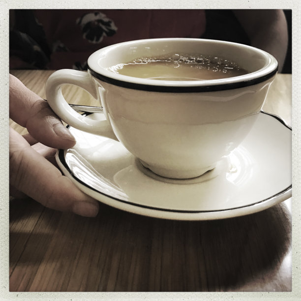 握着咖啡杯的女人的手图片下载