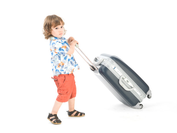 穿着夏威夷衬衫提着旅行箱的小男孩暑假图片下载