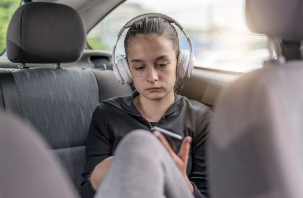 她喜欢听音乐图片下载