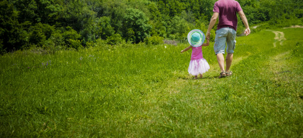 父亲和女儿手牵着手走着图片下载